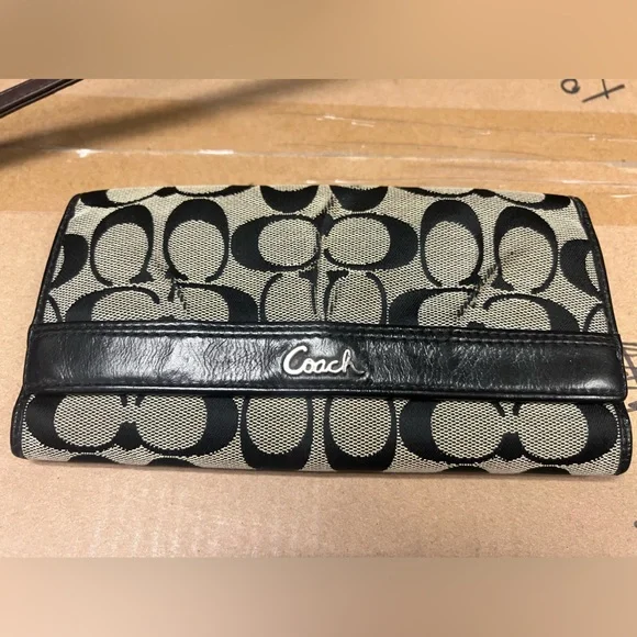 Coach wallet - Picture 1 of 3